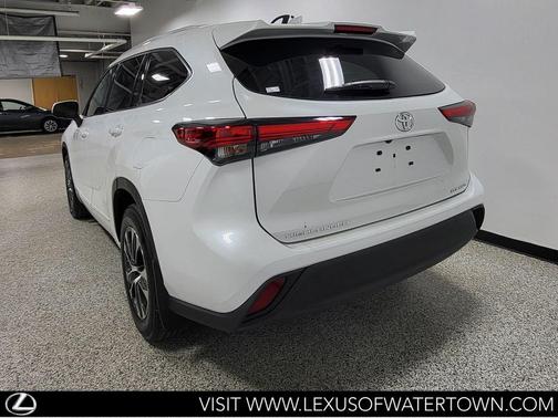 Wind Chill Pearl 2022 Toyota Highlander XLE