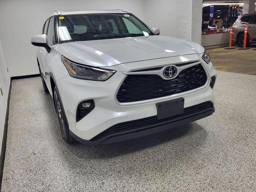 Wind Chill Pearl 2022 Toyota Highlander XLE