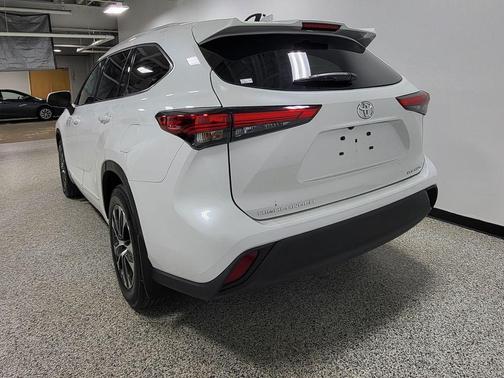 Wind Chill Pearl 2022 Toyota Highlander XLE