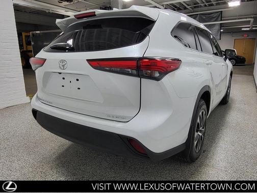 Wind Chill Pearl 2022 Toyota Highlander XLE