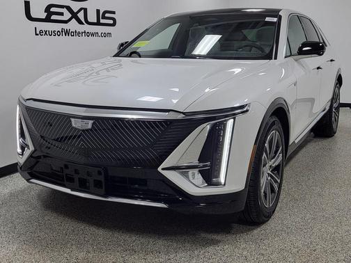 Crystal White Tricoat 2025 Cadillac LYRIQ Luxury