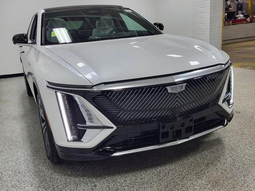 Crystal White Tricoat 2025 Cadillac LYRIQ Luxury