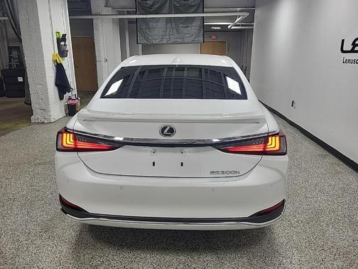 2025 Lexus ES 300h Base