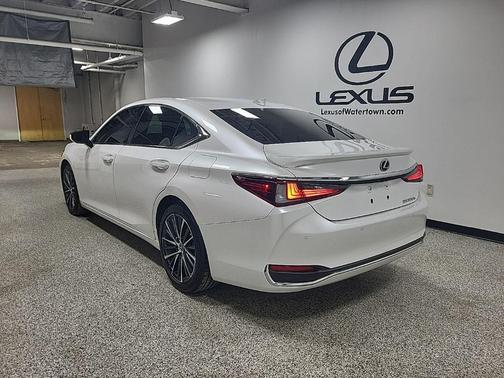2025 Lexus ES 300h Base