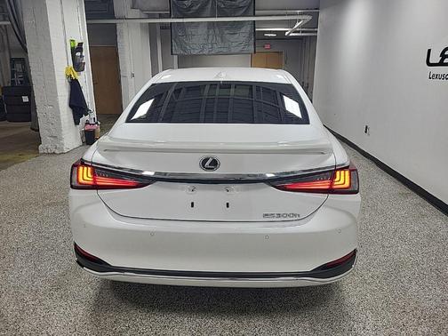2025 Lexus ES 300h Base