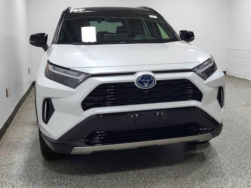 Wind Chill Pearl/Midnight Black Metallic 2023 Toyota RAV4 Hybrid SE