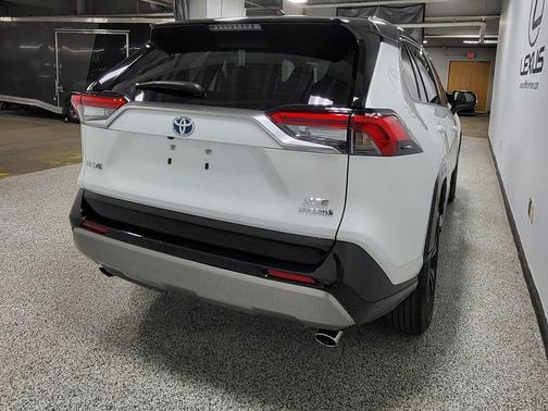 Wind Chill Pearl/Midnight Black Metallic 2023 Toyota RAV4 Hybrid SE
