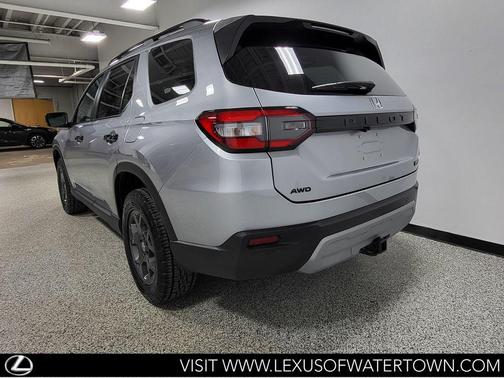 Lunar Silver Metallic 2025 Honda Pilot TrailSport