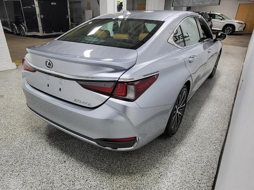 2025 Lexus ES 300h Base