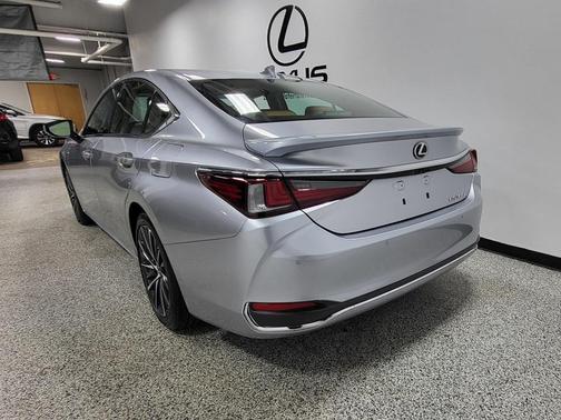 2025 Lexus ES 300h Base