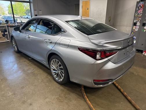 2022 Lexus ES 300h Ultra Luxury