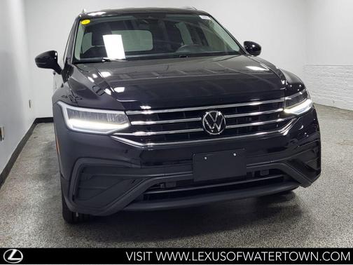 Deep Black Pearl 2024 Volkswagen Tiguan 2.0T SE