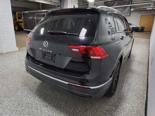 Deep Black Pearl 2024 Volkswagen Tiguan 2.0T SE