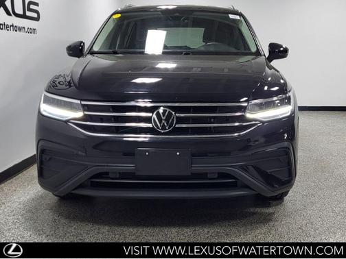 Deep Black Pearl 2024 Volkswagen Tiguan 2.0T SE