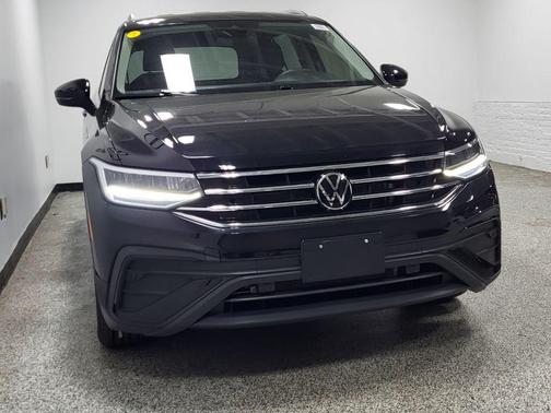 Deep Black Pearl 2024 Volkswagen Tiguan 2.0T SE