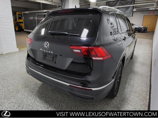 Deep Black Pearl 2024 Volkswagen Tiguan 2.0T SE