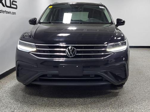 Deep Black Pearl 2024 Volkswagen Tiguan 2.0T SE
