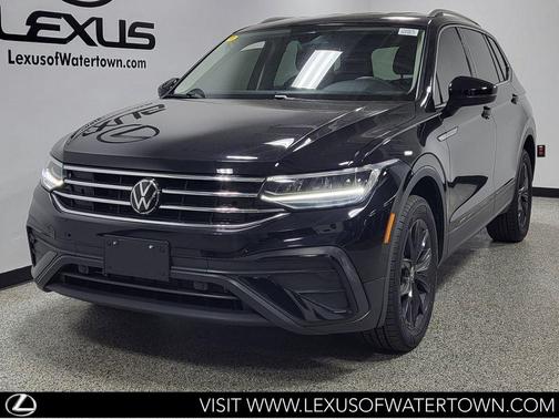 Deep Black Pearl 2024 Volkswagen Tiguan 2.0T SE