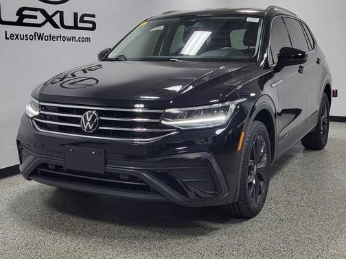 Deep Black Pearl 2024 Volkswagen Tiguan 2.0T SE