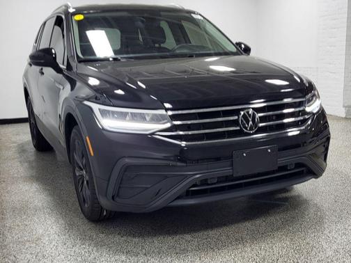 Deep Black Pearl 2024 Volkswagen Tiguan 2.0T SE