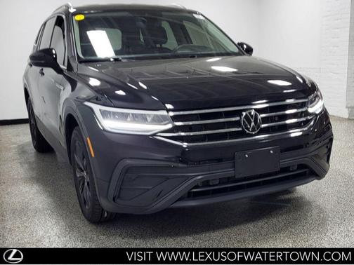 Deep Black Pearl 2024 Volkswagen Tiguan 2.0T SE