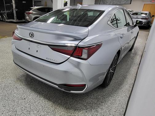 2025 Lexus ES 300h Base