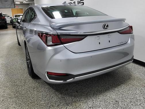 2025 Lexus ES 300h Base