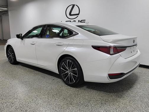 2025 Lexus ES 300h Base