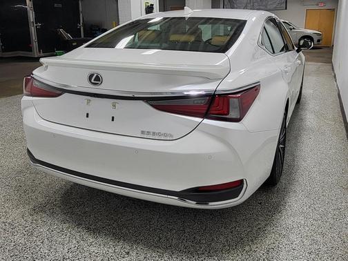 2025 Lexus ES 300h Base