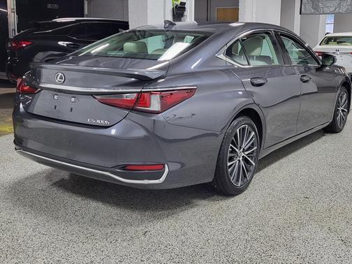 2025 Lexus ES 300h Base