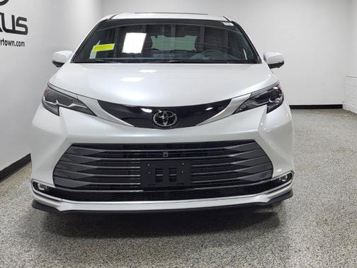 Wind Chill Pearl 2026 Toyota Sienna Platinum