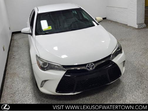 Super White 2016 Toyota Camry SE