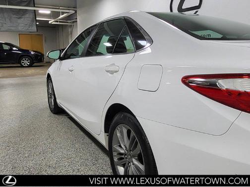 Super White 2016 Toyota Camry SE