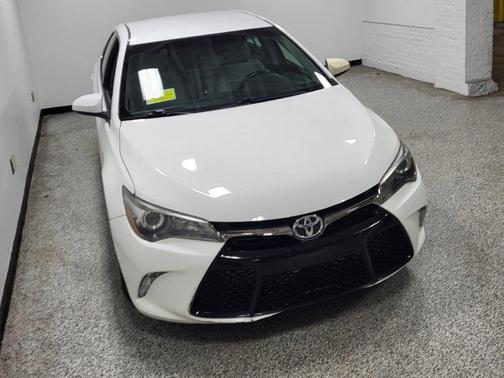 Super White 2016 Toyota Camry SE