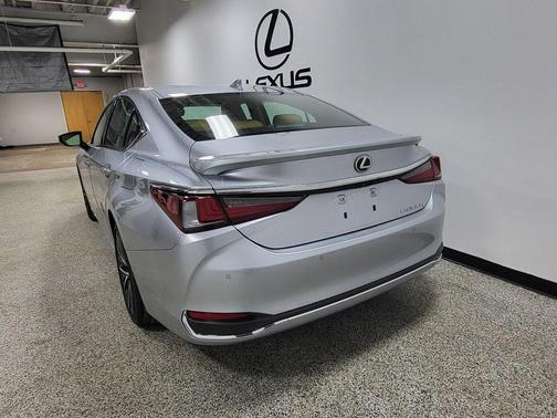 2025 Lexus ES 300h Base