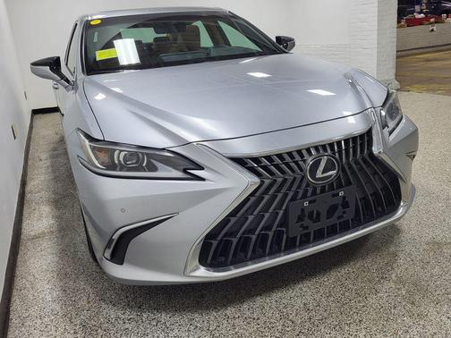2025 Lexus ES 300h Base