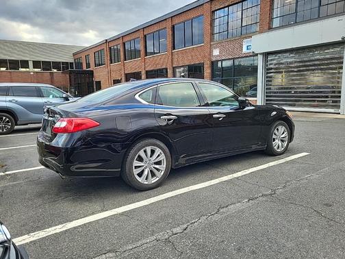 2011 INFINITI M56x Base