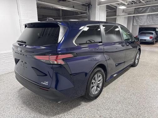 2021 Toyota Sienna LE