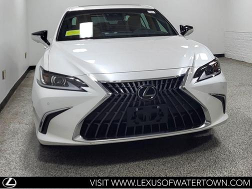 Eminent White Pearl 2024 Lexus ES 300h Luxury