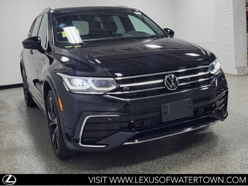 Deep Black Pearl 2022 Volkswagen Tiguan 2.0T SEL R-Line 4MOTION