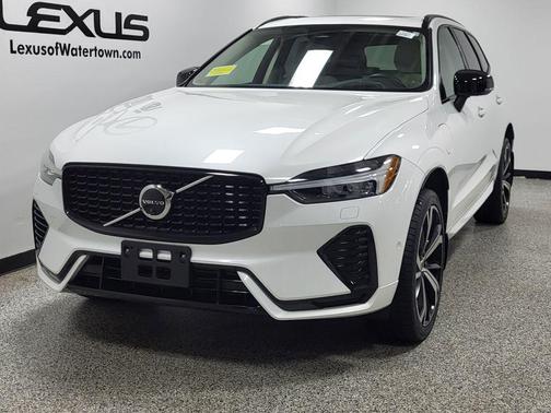 Crystal White 2023 Volvo XC60 Recharge Plug-In Hybrid Ultimate