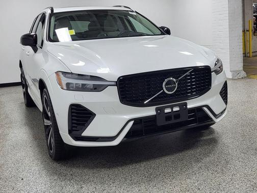Crystal White 2023 Volvo XC60 Recharge Plug-In Hybrid Ultimate