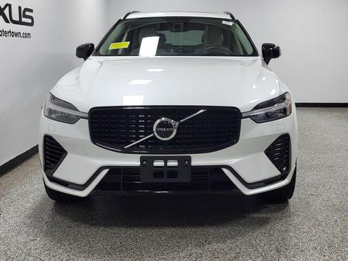 Crystal White 2023 Volvo XC60 Recharge Plug-In Hybrid Ultimate