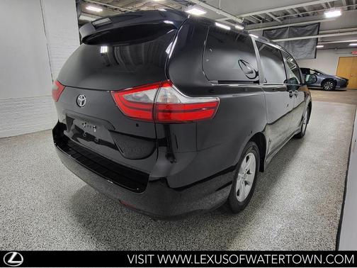 Midnight Black Metallic 2020 Toyota Sienna SE