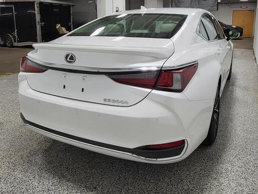 2025 Lexus ES 300h Base