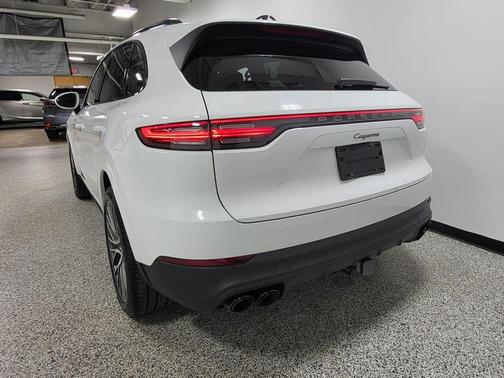 Carrara White Metallic 2022 Porsche Cayenne Platinum Edition