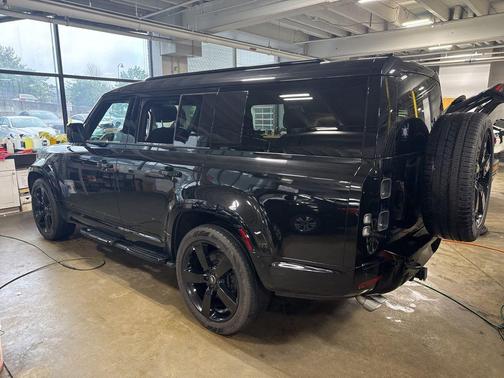 Santorini Black Metallic 2025 Land Rover Defender V8