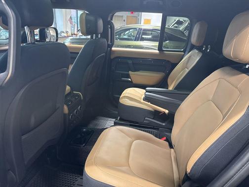Santorini Black Metallic 2025 Land Rover Defender V8