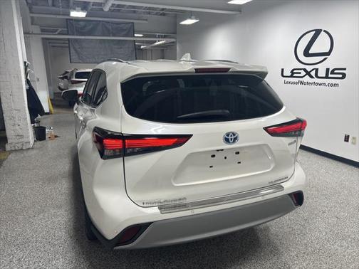 2021 Toyota Highlander Hybrid Platinum