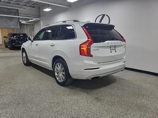 2017 Volvo XC90 T6 Momentum